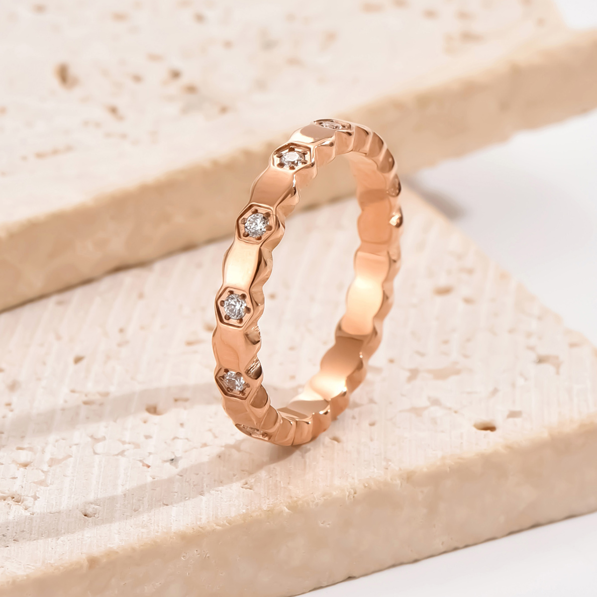 Anillos chapados en oro rosa con incrustaciones de circonita y revestimiento de acero inoxidable hexagonal romántico elegante