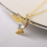 Collar con colgante chapado en oro de 18 quilates con incrustaciones de cobre y pájaro de estilo simple