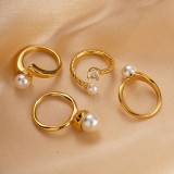 Anillos chapados en oro con incrustaciones de perlas artificiales con incrustaciones de acero inoxidable torcido de estilo moderno para vacaciones informales