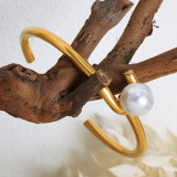 Brazalete chapado en oro de 18 quilates con incrustaciones de acero de titanio y perlas artificiales elegantes de color sólido