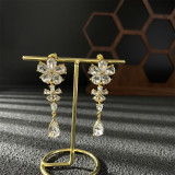 1 par de elegantes pendientes colgantes chapados en oro de 18 quilates con incrustaciones de flores y circonitas de cobre