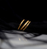 Conjunto de anillos de oro y acero de titanio de moda