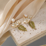 1 par de elegantes pendientes colgantes chapados en oro de 14 quilates con flores y hojas hawaianas
