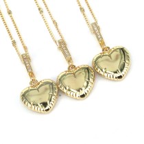 Collar con colgante chapado en oro de 18 quilates con incrustaciones de cobre y forma de corazón de estilo simple