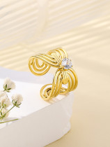 Elegantes anillos chapados en oro de 18 quilates con incrustaciones de acero inoxidable y color sólido