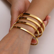 El oro elegante del acero inoxidable 18K del color sólido del estilo de señora simple plateó el brazalete en bulto