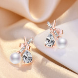1 par de pendientes de diamantes de imitación con incrustaciones de cobre y perlas de imitación con nudo de corona de hojas dulces
