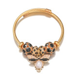 Brazalete de diamantes de imitación con perlas artificiales y incrustaciones de acero y titanio de abeja a la moda, 1 pieza
