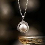 Comercio al por mayor elegante redondo de acero de titanio perlas artificiales anillos de circón collar