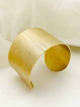 Brazaletes chapados en oro con revestimiento pulido de acero inoxidable Glam Stripe