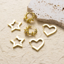 1 par de pendientes de aro chapados en oro de 18 quilates con incrustaciones huecas en forma de corazón de pentagrama de estilo coreano