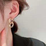 1 par de pendientes de circonita con incrustaciones de perlas artificiales, chapados en cobre, con letras geométricas elegantes