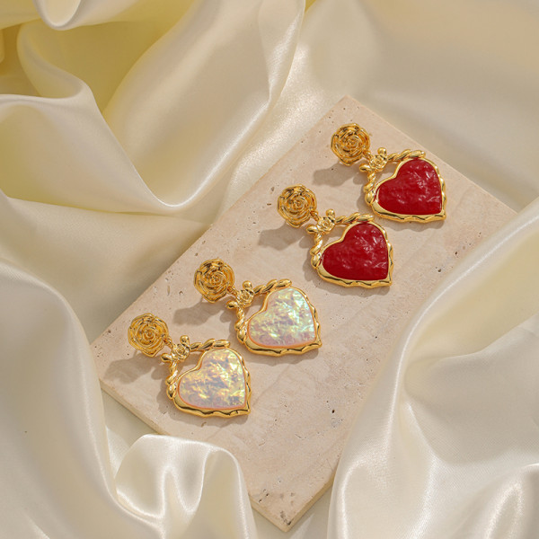 1 par de pendientes colgantes chapados en oro de 18 quilates con incrustaciones de flores y forma de corazón retro elegantes