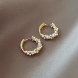 1 par de pendientes de perlas con incrustaciones de cobre circulares de moda