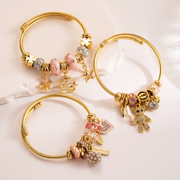 Elegantes pulseras chapadas en oro con incrustaciones de acero y titanio con diamantes de imitación en forma de corazón y luna dulce