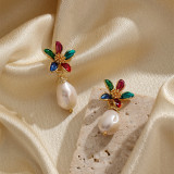 1 par de pendientes colgantes chapados en oro de 18 quilates con incrustaciones de flores y perlas de cobre de estilo étnico