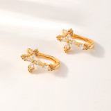 1 par de pendientes elegantes chapados en oro de 18K con incrustaciones de flores en forma de corazón cruzado de estilo Simple y elegante