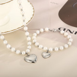 Collar de pulseras con revestimiento de perlas y cuentas de acero titanio en forma de corazón a la moda