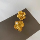 1 par de aretes de latón con forma de flor de estilo simple