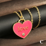 Collar con colgante chapado en oro de 18 quilates con incrustaciones de esmalte de cobre con forma de corazón y letra dulce elegante