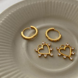 1 par de pendientes chapados en oro de 18 quilates con incrustaciones de circonita de cobre y forma de corazón dulce