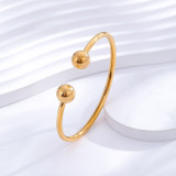 Brazalete chapado en oro de 24 quilates con incrustaciones de acero y titanio con bola de estilo simple informal