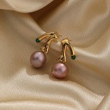 1 par de pendientes colgantes chapados en oro de 18 quilates con incrustaciones de cobre y perlas de agua dulce