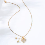 Conjunto de pendientes y collar con forma de corazón de oro de 18 quilates con incrustaciones de circonio de acero inoxidable a la moda