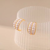 1 par de pendientes elegantes chapados en forma de C con incrustaciones de cobre y perlas artificiales chapados en oro de 18 quilates