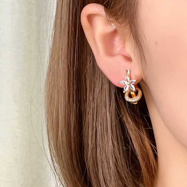 1 par de pendientes colgantes chapados en oro blanco con incrustaciones de flores de estilo sencillo e informal con incrustaciones de cobre y circonita