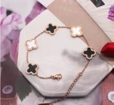 Collar de pulseras chapado en oro de 18 quilates con incrustaciones de acero de titanio con flor de estilo simple