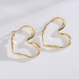 1 par de elegantes pendientes de aro chapados en oro de 18 quilates con forma de corazón