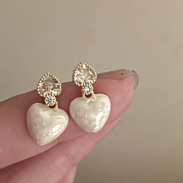 1 par de pendientes colgantes de diamantes de imitación de cobre con incrustaciones en forma de corazón de estilo simple