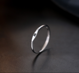 Anillo abierto con revestimiento de cobre y letras de estilo simple