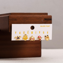 Pendientes chapados en oro de 14 quilates con incrustaciones de esmalte de cobre y personaje de dibujos animados lindo