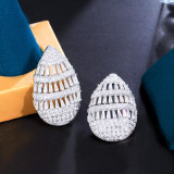 1 par de pendientes de tuerca chapados en rodio chapados en oro blanco con incrustaciones de piedras preciosas artificiales de cobre con incrustaciones de nudo de lazo ovalado de estilo Simple elegante