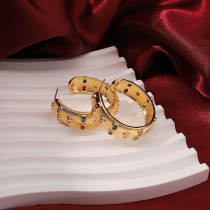 1 par de pendientes elegantes chapados en forma de C con incrustaciones de cobre y circonita chapados en oro de 18 quilates
