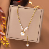 Collar con colgante de acero de titanio con perlas de imitación en forma de corazón de estilo simple