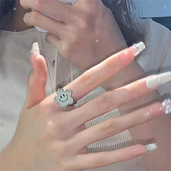 Anillos abiertos de titanio con cara sonriente retro al por mayor