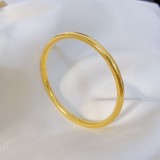 Brazalete redondo de acero de titanio de estilo simple a granel
