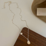 Collar con colgante de perlas de agua dulce con incrustaciones de cobre geométrico de estilo moderno