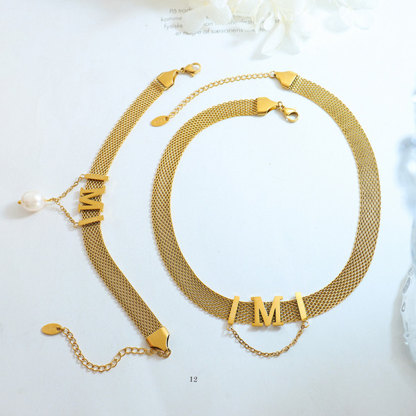 1 pieza de collar de pulseras con revestimiento de perlas de acero titanio con letras de estilo francés