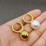 1 par de pendientes colgantes de perlas con incrustaciones de latón redondos a la moda