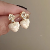 1 par de pendientes colgantes de diamantes de imitación de cobre con incrustaciones en forma de corazón de estilo simple