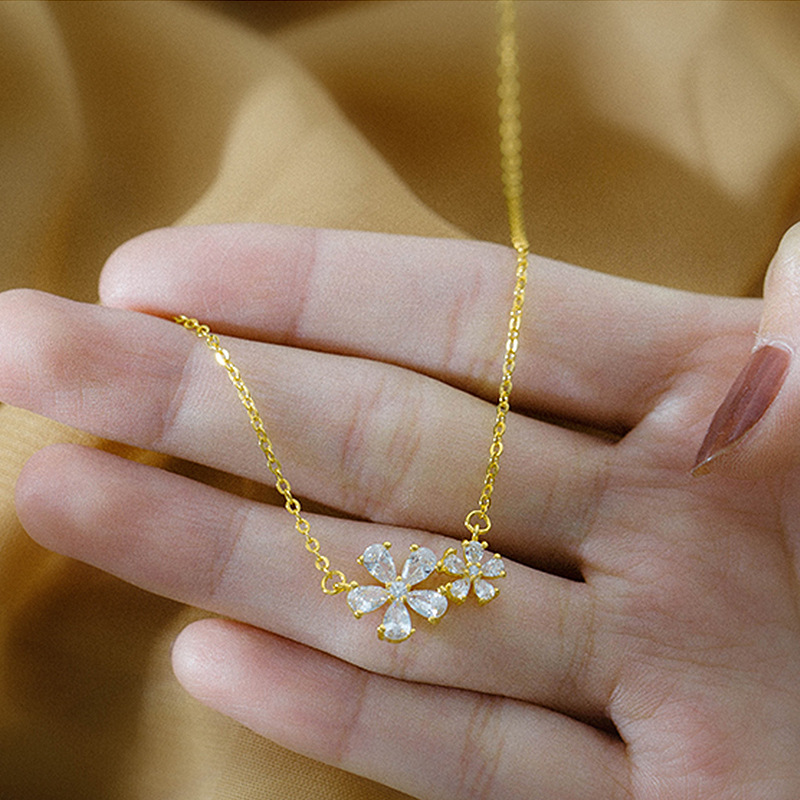 Collar con colgante de circonita con incrustaciones de cobre y flor elegante para mujer