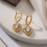 1 par de pendientes colgantes chapados en oro de 18 quilates con incrustaciones de circonita de cobre y forma de corazón de estilo simple