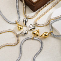 Elegante estilo vintage Estilo simple Forma de corazón Chapado en cobre Incrustación tridimensional Circón Collar con colgante chapado en oro de 18 quilates