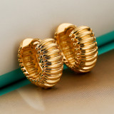 1 par de pendientes de aro chapados en oro de 18 quilates con revestimiento de cobre de color sólido redondo de estilo simple