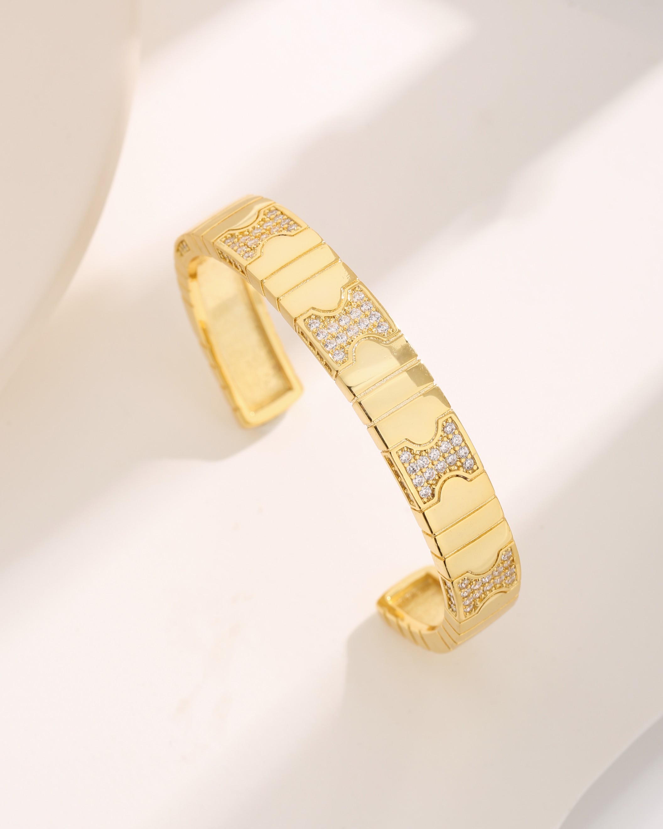 Brazalete chapado en oro de 18 quilates con incrustaciones de cobre y rectángulo de estilo moderno elegante