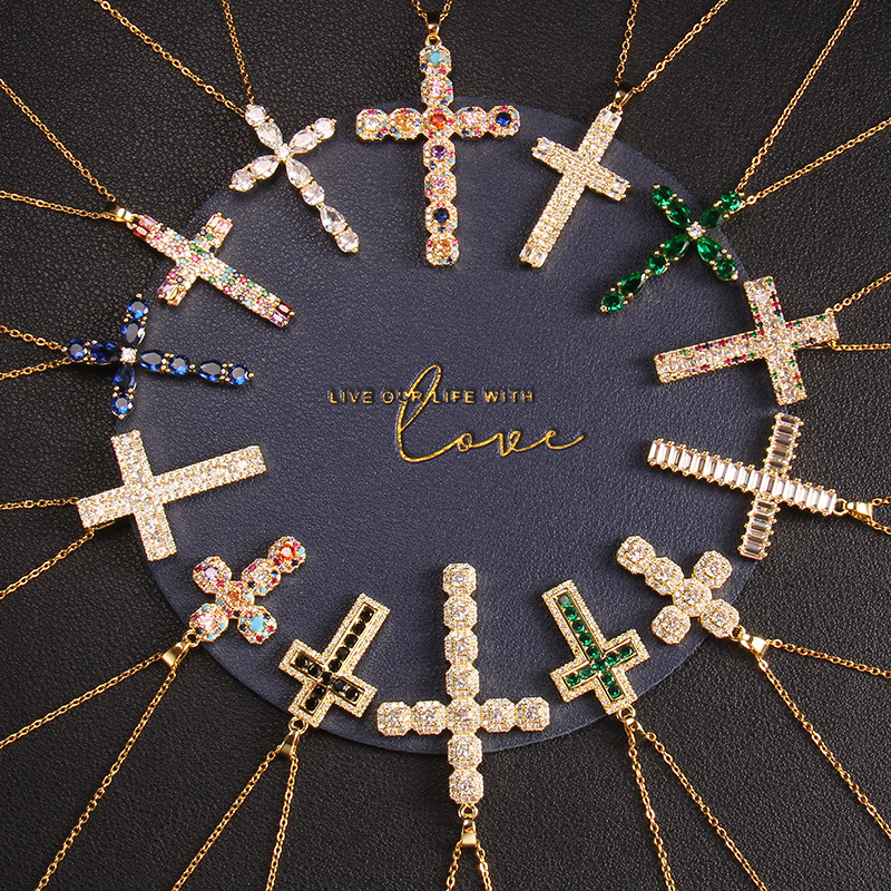 Collar con colgante de circonitas de cobre Glam Cross a granel